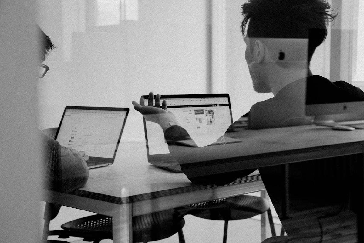 Professionnel travaillant sur ordinateur, contexte formation et reporting à distance